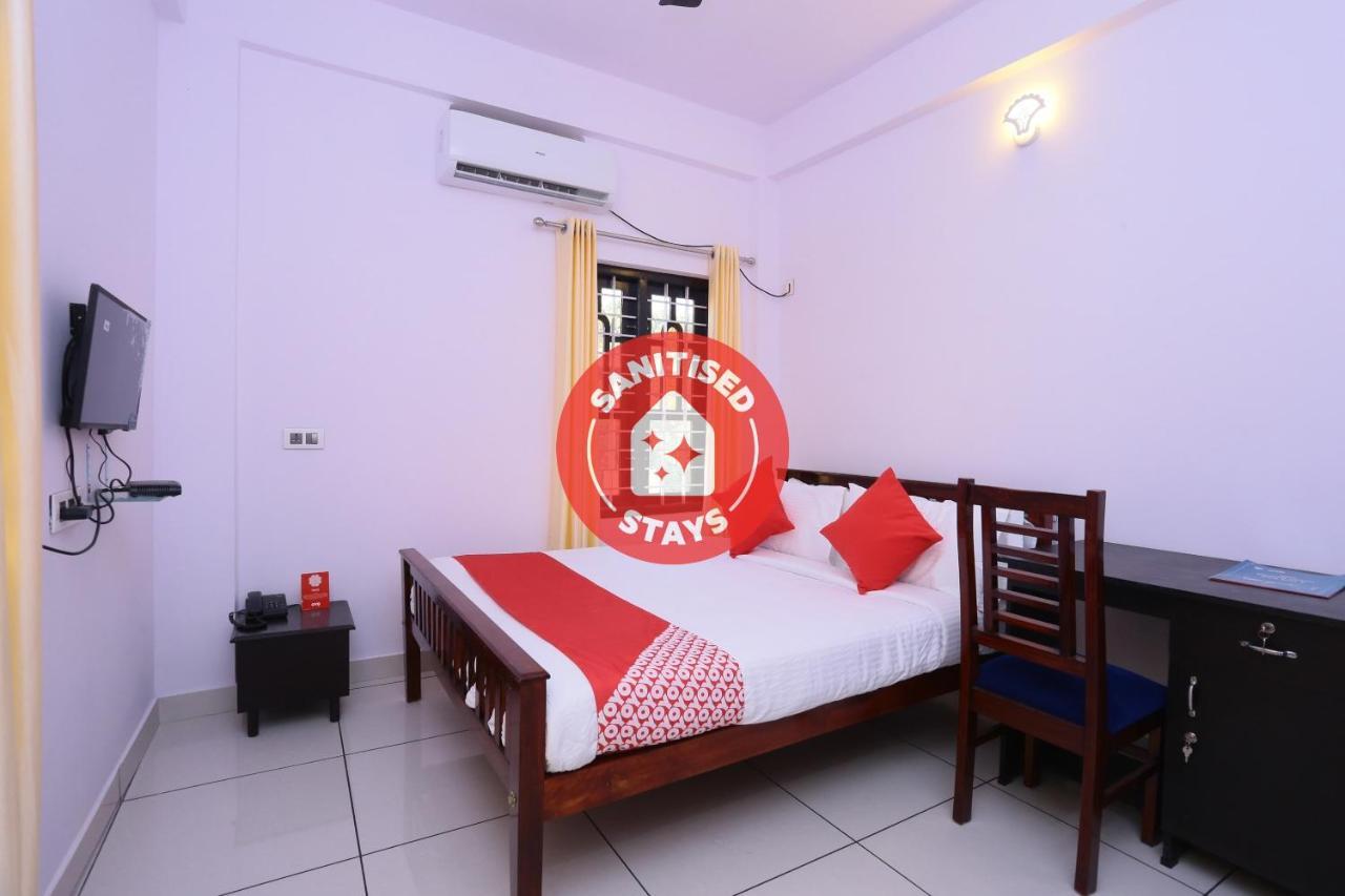 Oyo 26697 United Residency Hotel Kazhakuttam Kültér fotó