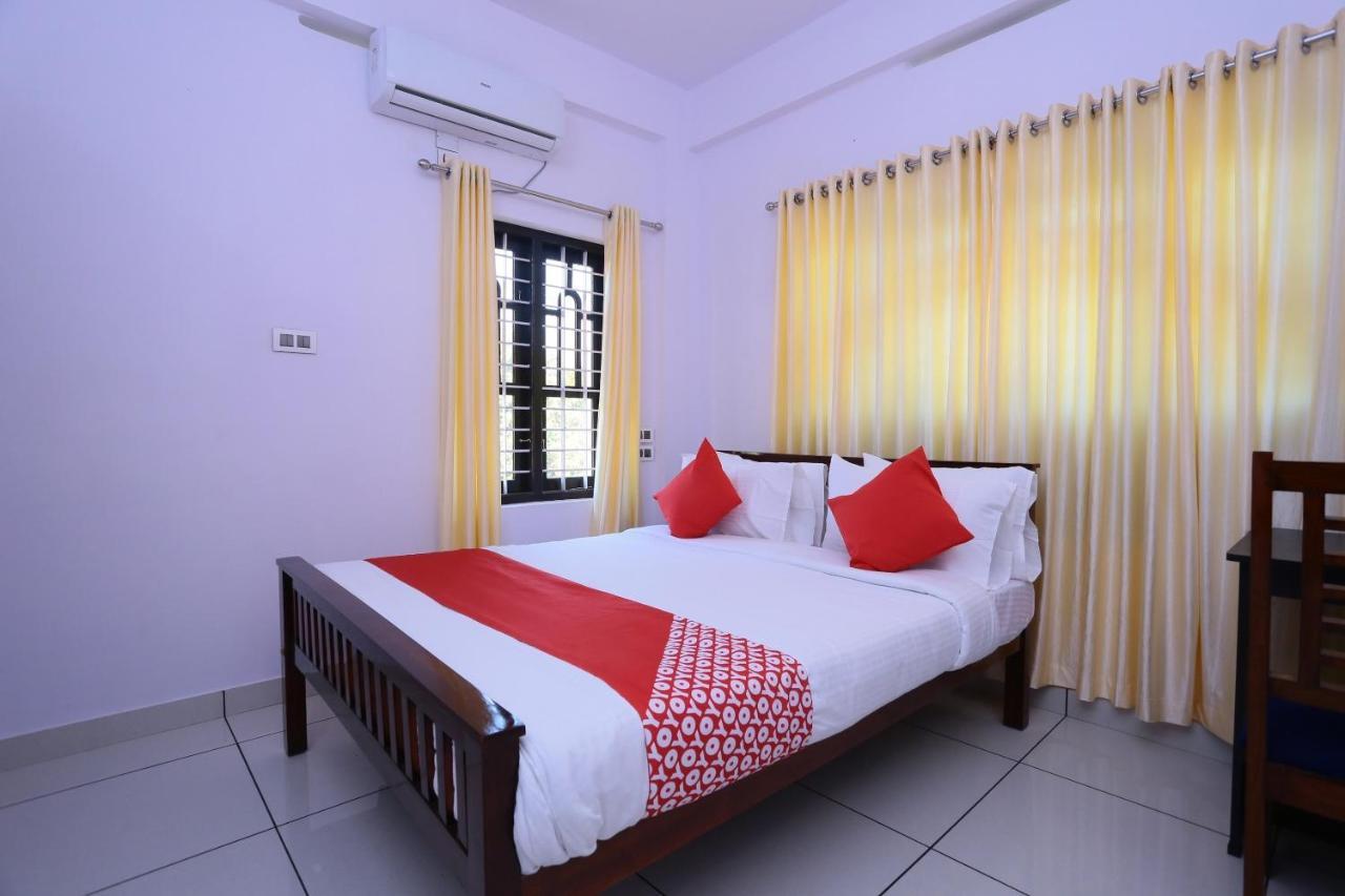 Oyo 26697 United Residency Hotel Kazhakuttam Kültér fotó