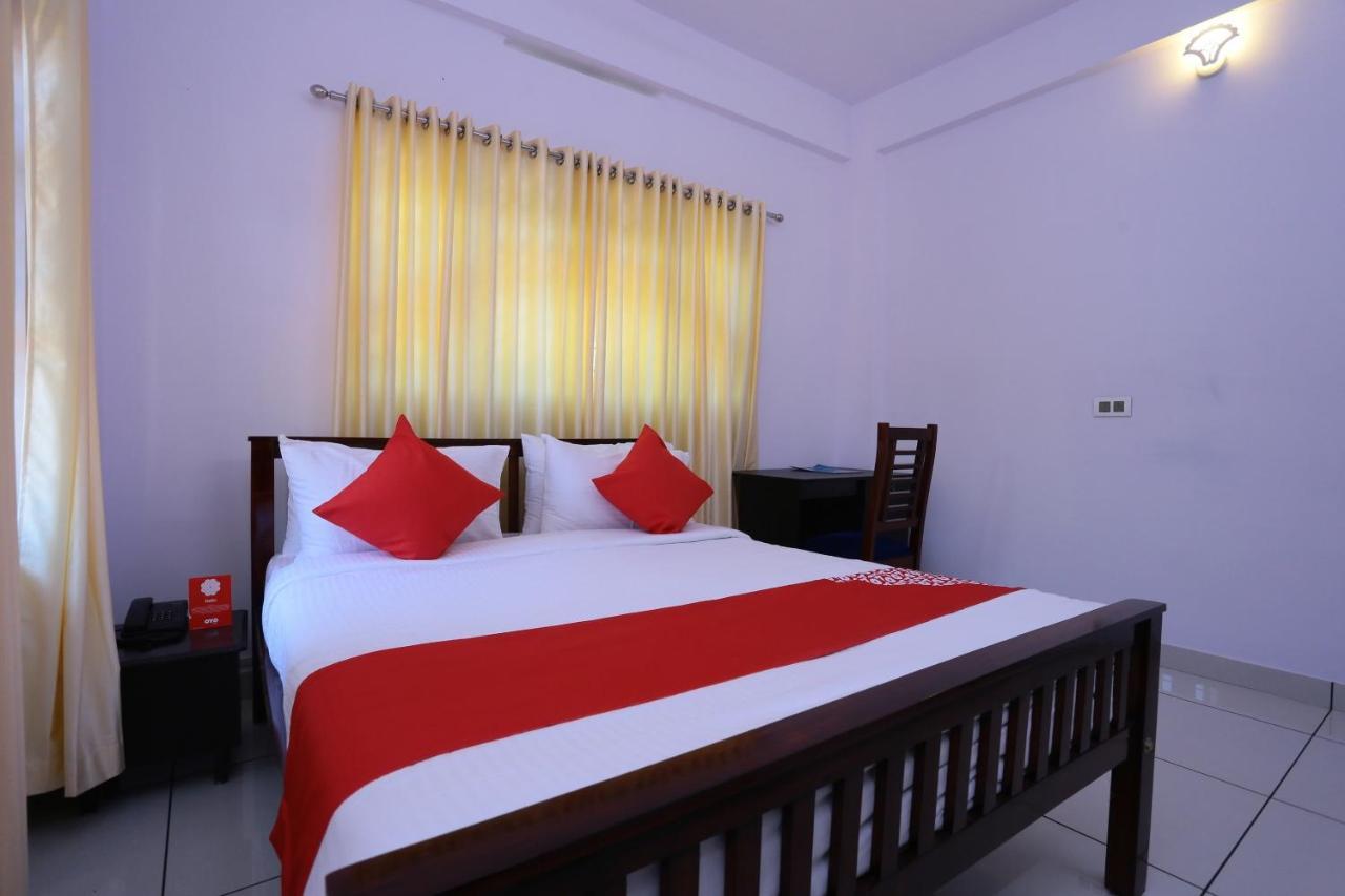 Oyo 26697 United Residency Hotel Kazhakuttam Kültér fotó