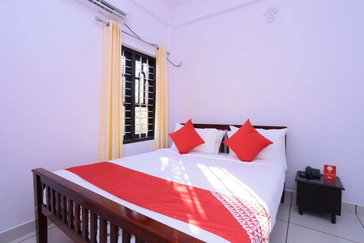 Oyo 26697 United Residency Hotel Kazhakuttam Kültér fotó