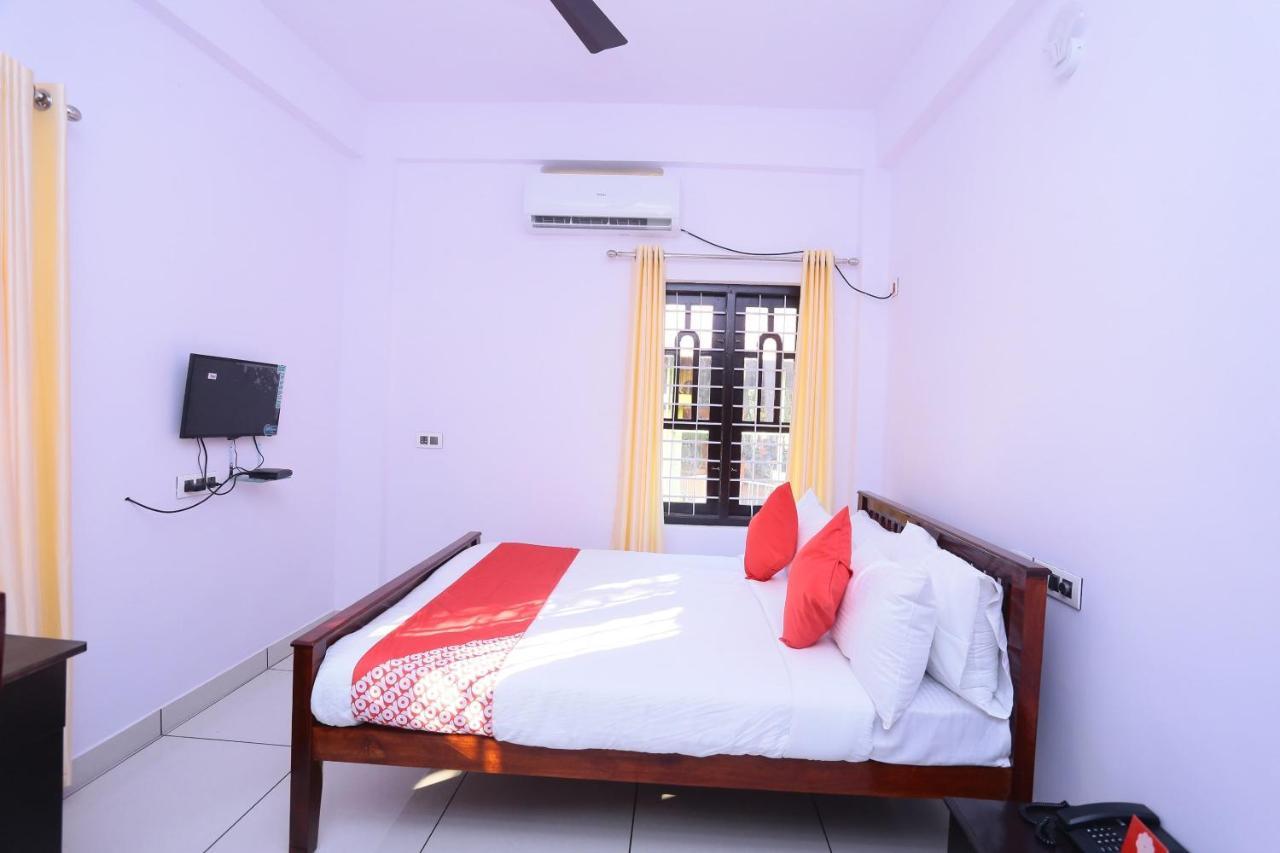 Oyo 26697 United Residency Hotel Kazhakuttam Kültér fotó