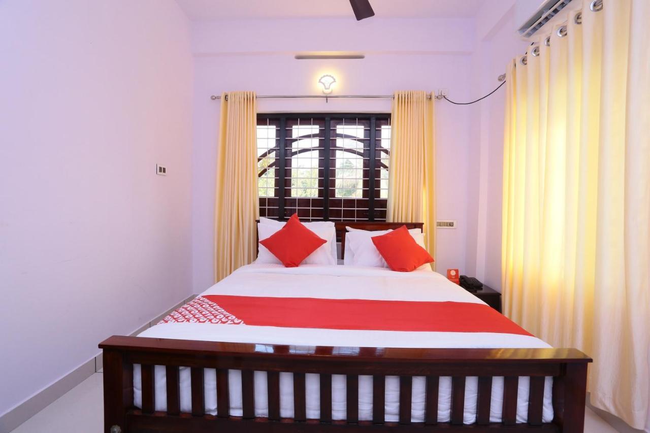 Oyo 26697 United Residency Hotel Kazhakuttam Kültér fotó