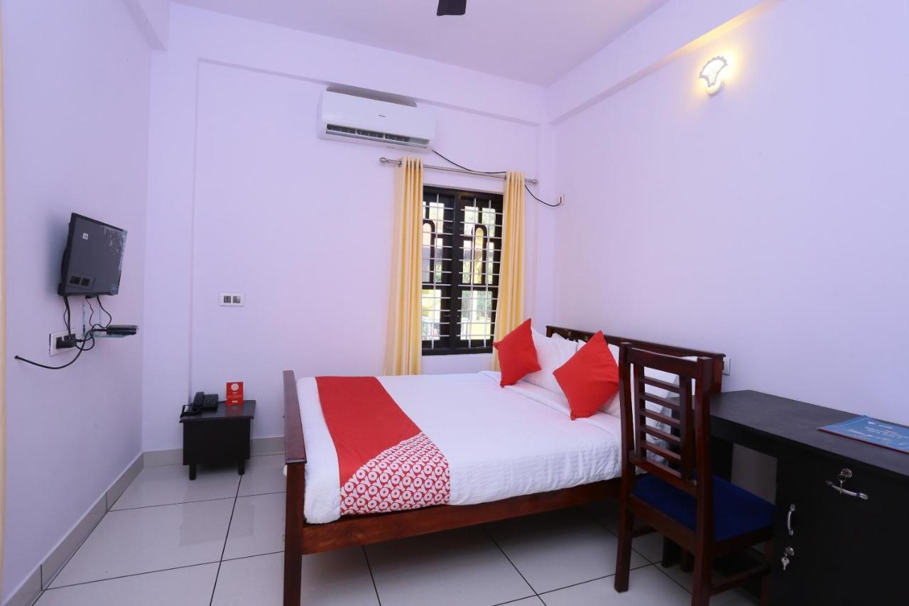 Oyo 26697 United Residency Hotel Kazhakuttam Kültér fotó
