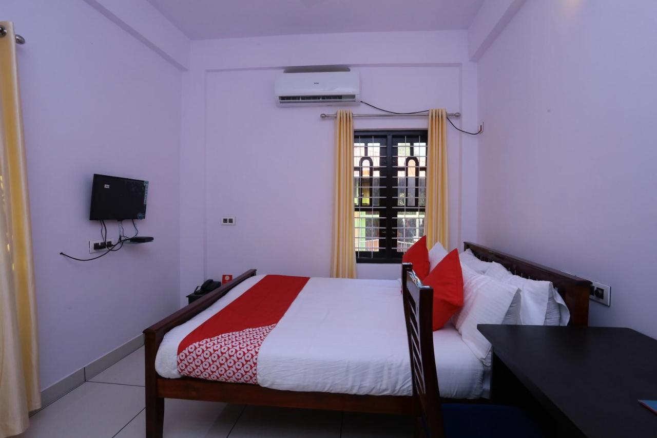 Oyo 26697 United Residency Hotel Kazhakuttam Kültér fotó