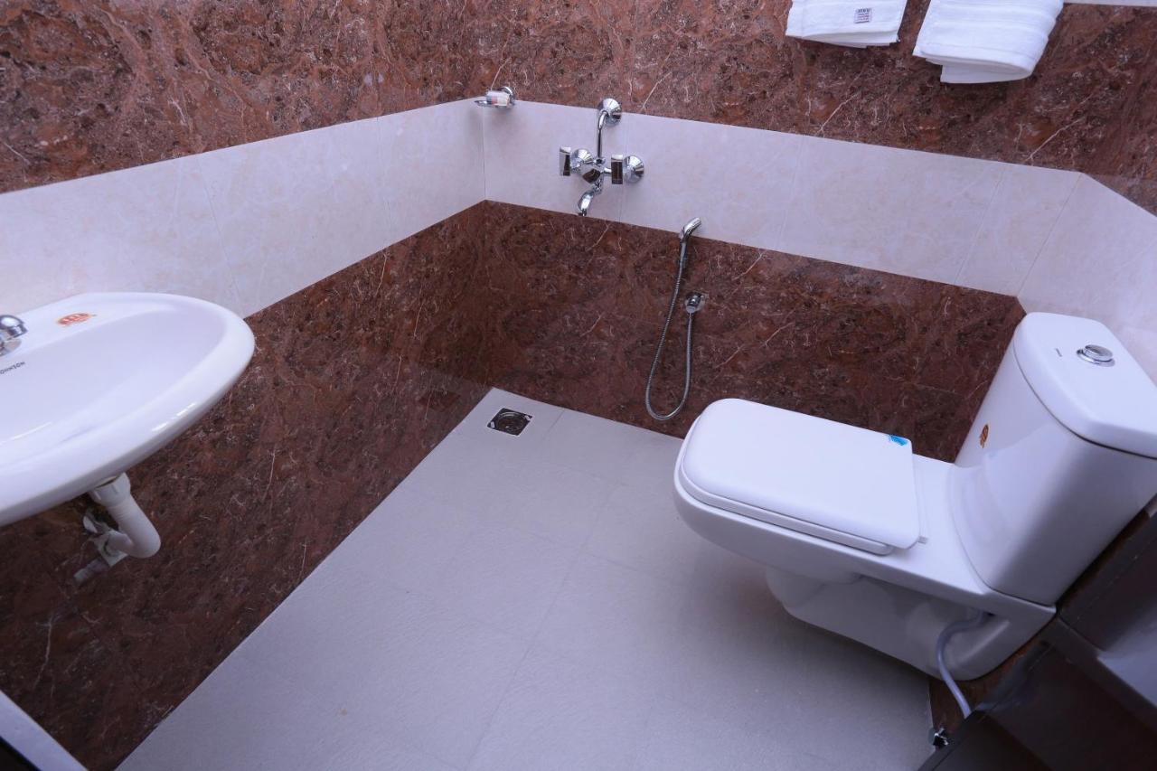 Oyo 26697 United Residency Hotel Kazhakuttam Kültér fotó