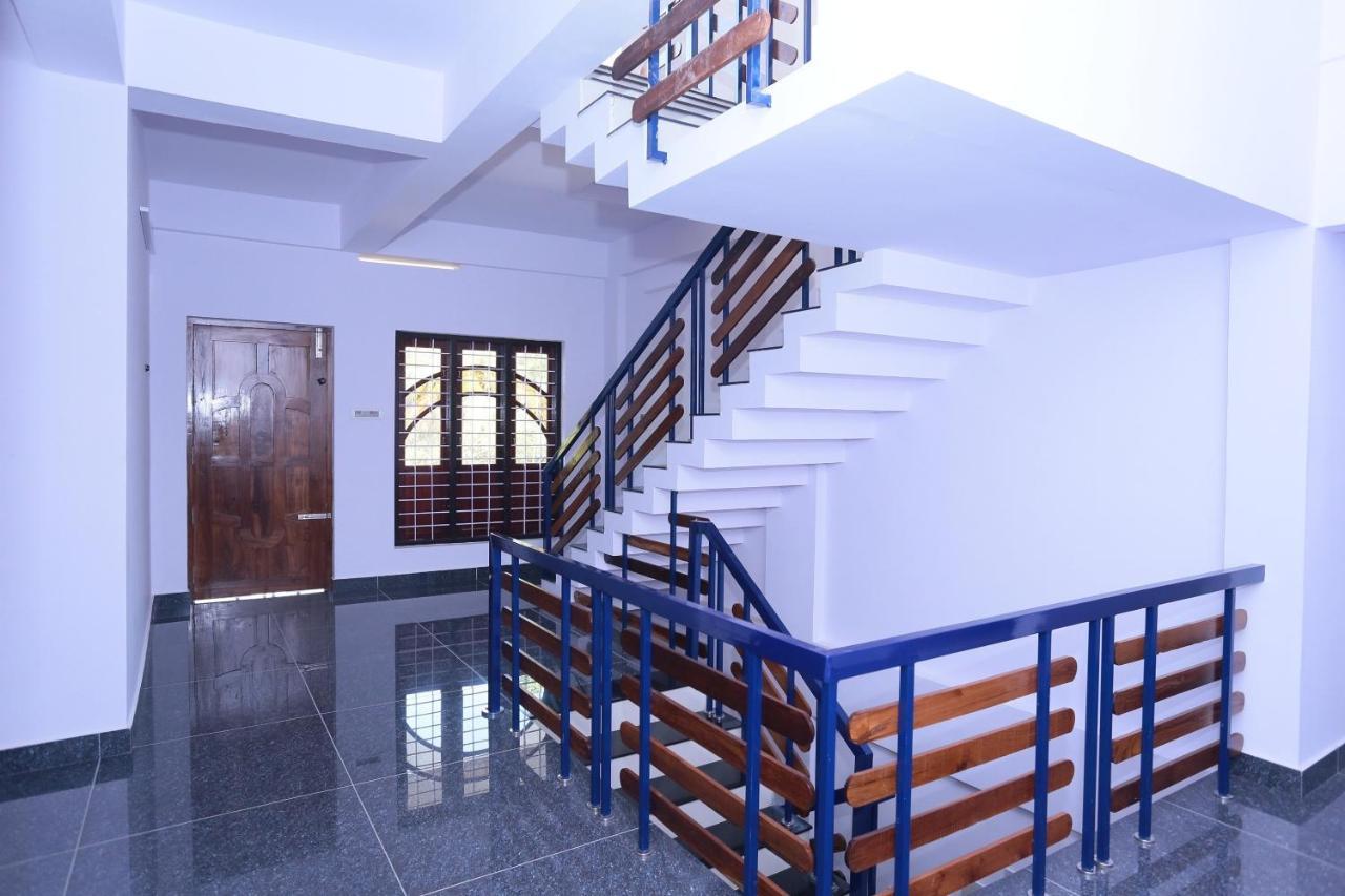 Oyo 26697 United Residency Hotel Kazhakuttam Kültér fotó