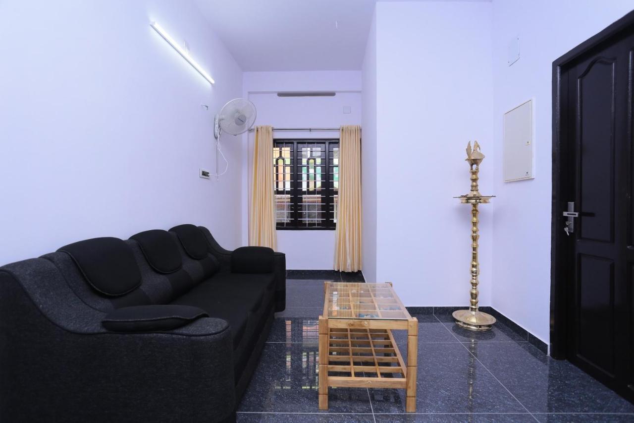 Oyo 26697 United Residency Hotel Kazhakuttam Kültér fotó